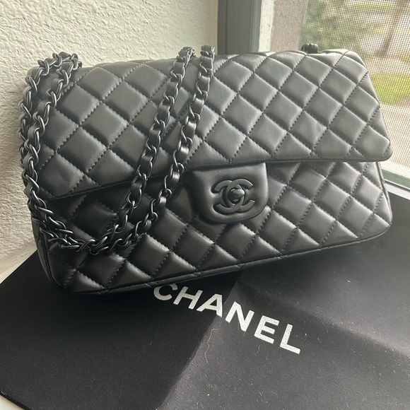 Chanel Classic Black Quilted Shoulder Bag leather - Picture 1 of 7